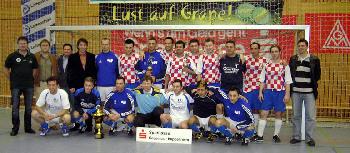 Endspielteilnehmer VfB Gaggenau 2001 und Croatia Gaggenau zusammen mit den Verantwortlichen, Sponsor und Oberbürgermeister nach der Siegerehrung