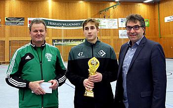 Torschützenkönig Daniel Zimmer war mit acht Toren der beste Torschütze wird vom Oberbürgermeister der Stadt Gaggenau Christof Florus ausgezeichnet