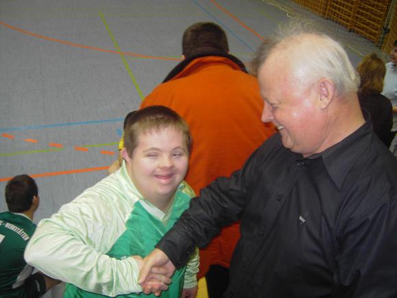 Seppl zusammen mit seinem Freund Thomas Hirth beim Hallenturnier für Menschen mit Handicap