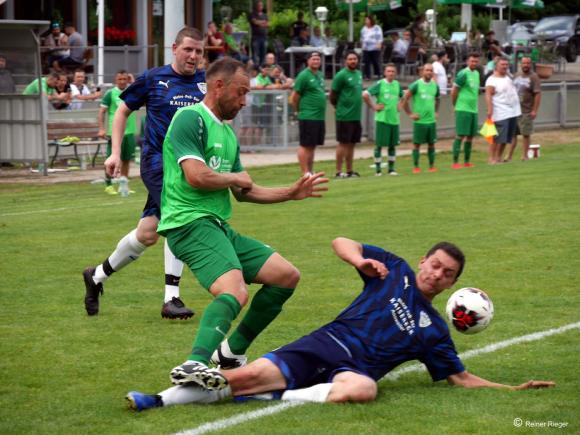 Ioan Costiuc vom SV Michelbach im 1. Vorbereitungsspiel gegen die Pfälzer aus Annweiler knapp an der Strafraumgrenze gestoppt 