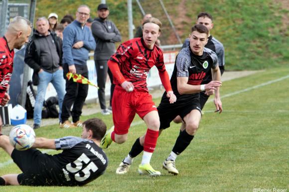 Spannendes Derby mit packenden Zweikämpfen auf beiden Seiten 