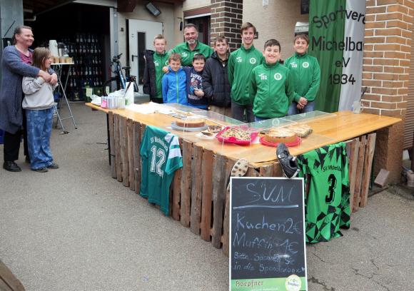 Kuchenstand der SVM-Kids bei Getränke Reichle in Michelbach