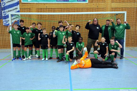 SVM Jugend nach dem Einlagespiel untereinander zusammen mit den Trainern und dem "Killermichel" als Schiedsrichter