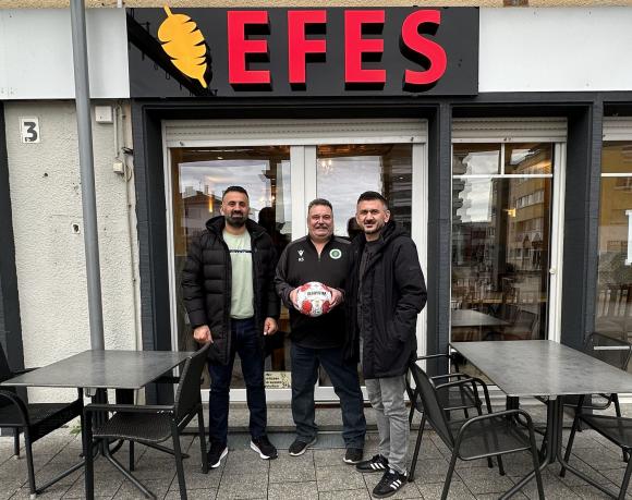 Vedat Yildirim, Kai Siebert und Ibrahim Artuc von links bei der Spielballübergabe in Gaggenau